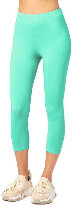 Mintgroene capri-legging op een model, met een elastische tailleband en enkellengte.