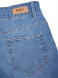 Achterkant van een lichtblauwe spijkerbroek met het bruine ONLY "Blue Denim, anno 1995" label.