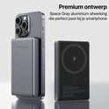 Grijze Phreeze powerbank magnetisch op een iPhone. Zwarte powerbank met MagSafe-logo en specificaties.