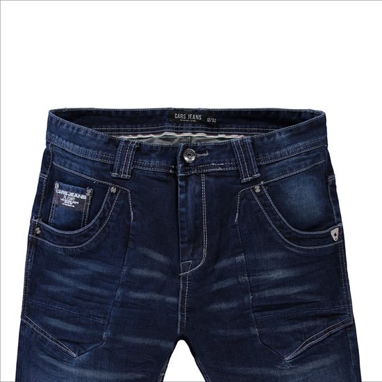 Sluiting van een stonewashed blauwe jeans met het Cars Jeans logo op de knoop.