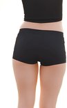 Zwarte short, gedragen door een model.
