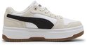 Witte Puma sneakers met beige suède en een zwarte Formstrip. Dikke witte zool met bruine rand.