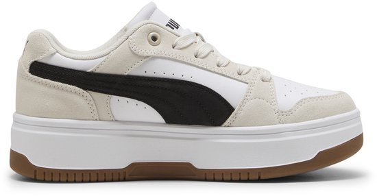 Witte Puma sneakers met beige suède en een zwarte Formstrip. Dikke witte zool met bruine rand.