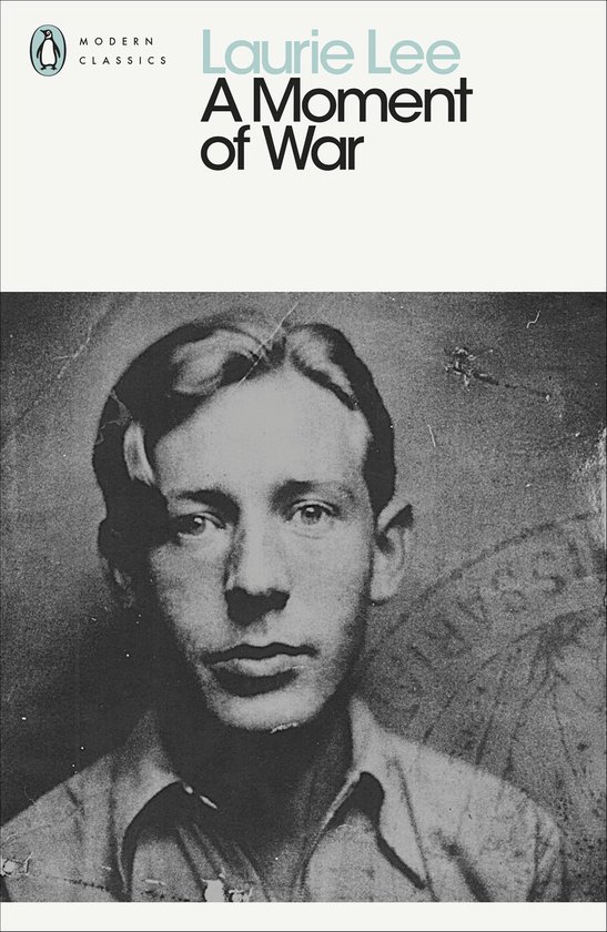 Livre "A Moment of War" de Laurie Lee avec un portrait en noir et blanc d'un jeune homme.