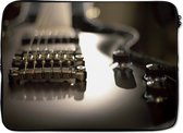 Laptophoes 14 inch - Close-up van een zwarte elektrische gitaar - Laptop sleeve - Binnenmaat 34x23,5 cm - Zwarte achterkant
