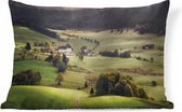 Sierkussen Zwarte Woud voor binnen - Panoramisch uitzicht over een dorpje bij het Zwarte Woud in Duitsland - 60x40 cm - rechthoekig binnenkussen van katoen