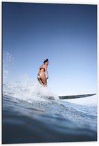 Dibond - Vrouw op Golf met Surfplank - 60x90cm Foto op Aluminium (Met Ophangsysteem)