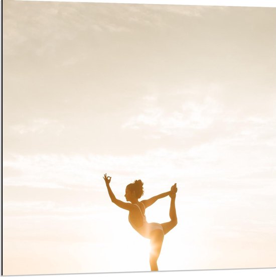 Dibond - Vrouw in Yoga Positie bij Ondergaande Zon - 80x80cm Foto op Aluminium (Met Ophangsysteem)