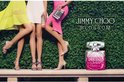 Drie vrouwenbenen met hakken bij een Jimmy Choo Blossom parfumfles en heg.