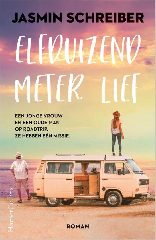 Boekomslag met tekst 'Elfduizend meter lief'. Een jonge vrouw staat op een camperbusje, een oudere man staat ernaast. Zonsondergang op strand.