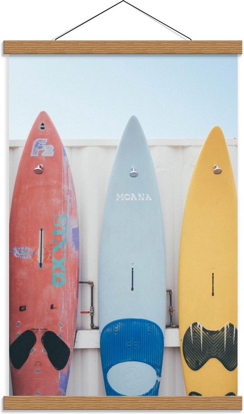 Schoolplaat – Rood/Blauw/Gele Surfplanken tegen Muur - 40x60cm Foto op Textielposter (Wanddecoratie op Schoolplaat)