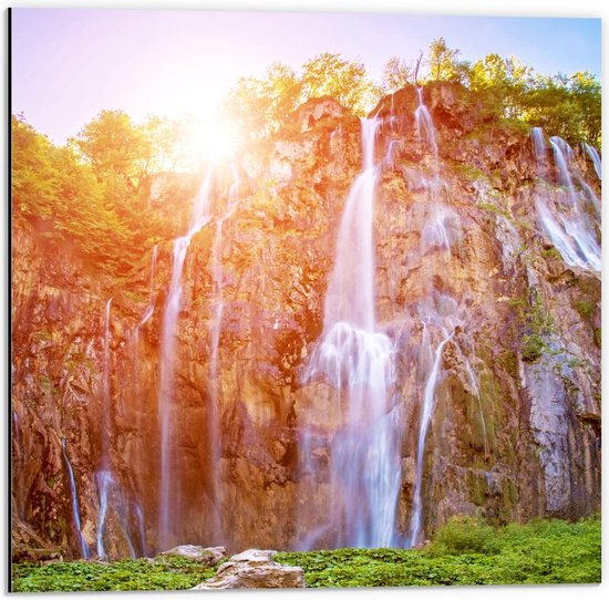 Dibond - Vallende Waterval van Hoge Berg met Bomen - 50x50cm Foto op Aluminium (Wanddecoratie van metaal)