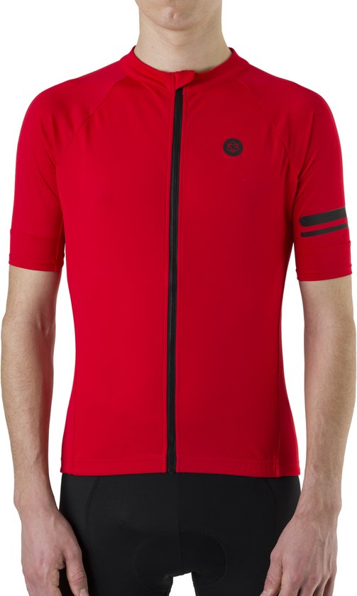 Rood fietsshirt met rits, logo op borst, en strepen op de mouw, gedragen door model.