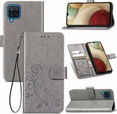 Vierbladige sluiting reliëf gesp Mobiele telefoon bescherming lederen tas met lanyard & kaartsleuf & portemonnee & beugel functie voor Samsung Galaxy A12 (grijs)