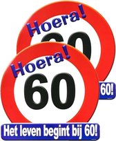 2x stuks hulde stopbord decoratie 60 jaar - 50 x 50 cm - Feestartikelen/versiering verjaardag leeftijden - Verkeersbord