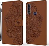 Voor Motorola Moto G8 Power Lite Pauw Reliëfpatroon Horizontale Flip Leren Case met Houder & Kaartsleuven & Portemonnee & Lanyard (Bruin)