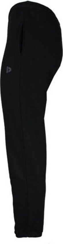 Zijzicht van een zwarte Donnay joggingbroek met logo.