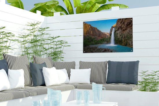 Tuinposter 60x40 cm - Tuindecoratie Waterval - Berg - Planten - Poster voor in de tuin - Buiten decoratie - Schutting tuinschilderij - Tuindoek muurdecoratie - Wanddecoratie balkondoek
