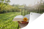 Tuindecoratie Stoel met een boek in de tuin - 60x40 cm - Tuinposter - Tuindoek - Buitenposter