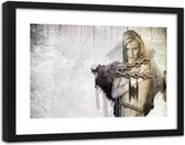 Foto in frame , Vrouw met ketting ,120x80cm , beige wit , wanddecoratie