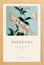 JUNIQE - Poster in houten lijst Hokusai – Trompet lelies -60x90 /Ivoor