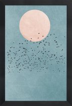 JUNIQE - Poster met houten lijst Fly Away - Een zwerm vogels en de