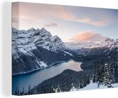 Canvas Schilderij Uitzicht over het Nationaal park Banff in Canada in de winter - 90x60 cm - Wanddecoratie