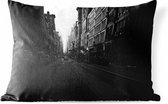 Buitenkussens - Tuin - Auto rijdt door een rustige straat in New York in zwart-wit - 60x40 cm
