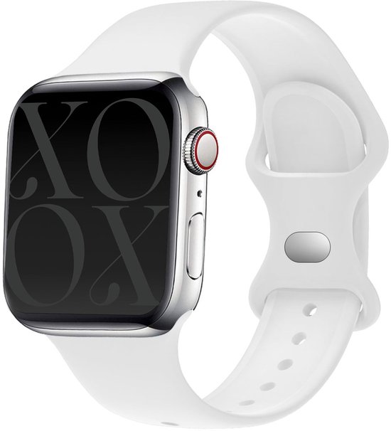 Zilverkleurige smartwatch met een wit siliconen bandje en 'XOXO' tekst op het zwarte scherm.