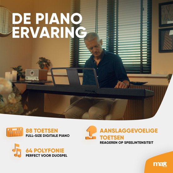 Man speelt op een digitale piano met 88 aanslaggevoelige toetsen en 64-voudige polyfonie in een woonkamer.