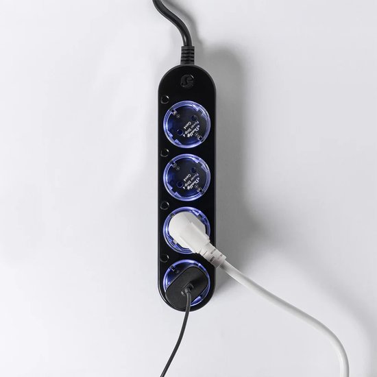Zwarte Shelly Power Strip 4 Gen4 stekkerdoos met vier stopcontacten die blauw oplichten, met aangesloten kabels.