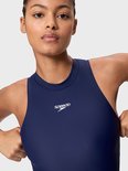 Close-up van model in marineblauw sportbadpak met hoge hals en Speedo-logo.