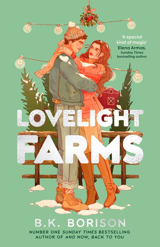 Boekomslag van Lovelight Farms: een stel omhelst elkaar onder maretak bij een besneeuwde boerderij met lichtjes.