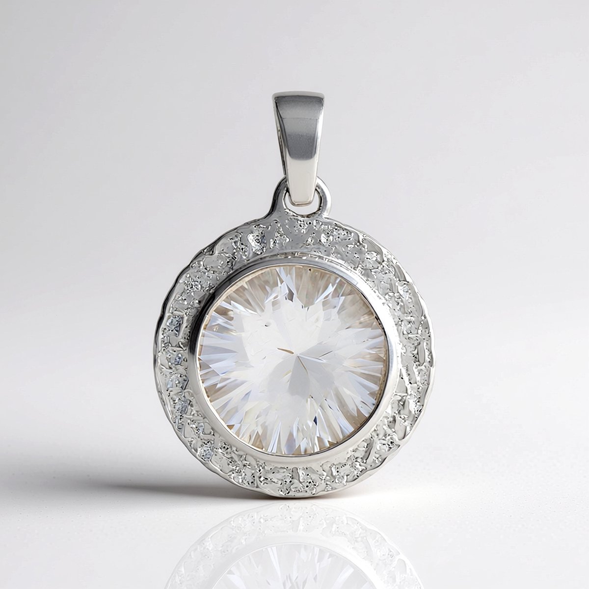 Cavill - 925 Sterling Zilveren Hanger - Maanblauwe Kwarts 4,71 ct - Rond Concave Facet - Filigrain Bezel - Elegant Braziliaans Sieraad