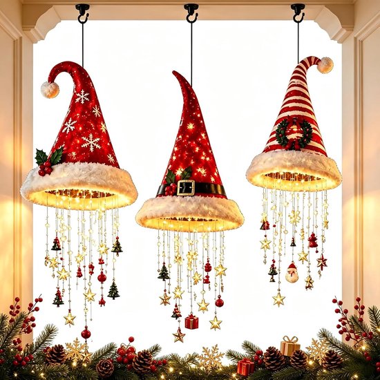 Trois lampes bonnet de Noël avec éclairage LED, décorées d'étoiles, de flocons de neige et d'une boucle, suspendues au-dessus de verdure de Noël.