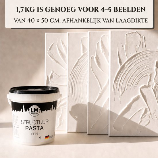 Emmer witte structuurpasta naast vier witte kunstpanelen met gestructureerde patronen.