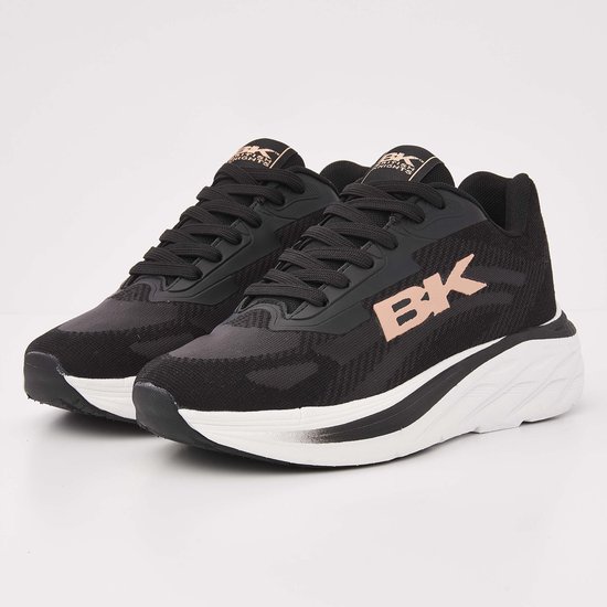 Zwarte lage sneakers met roze 'BK'-logo, witte zolen en veters.