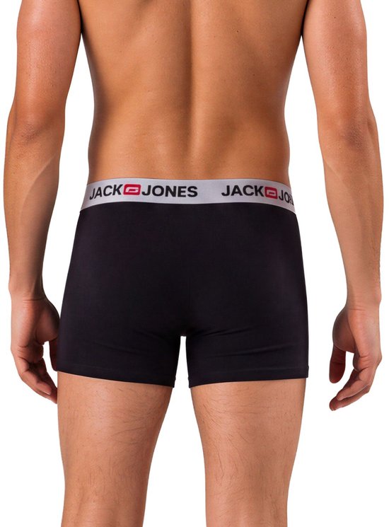 Model draagt een zwarte trunk met een JACK & JONES tailleband, achteraanzicht.