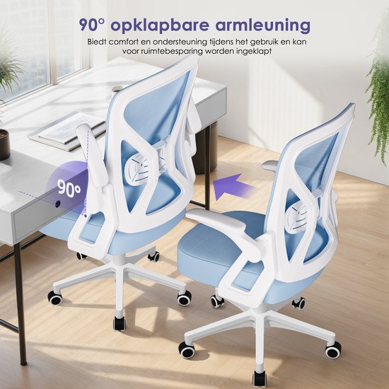 Blauwe bureaustoel met opklapbare armleuningen van 90 graden, naast een bureau.