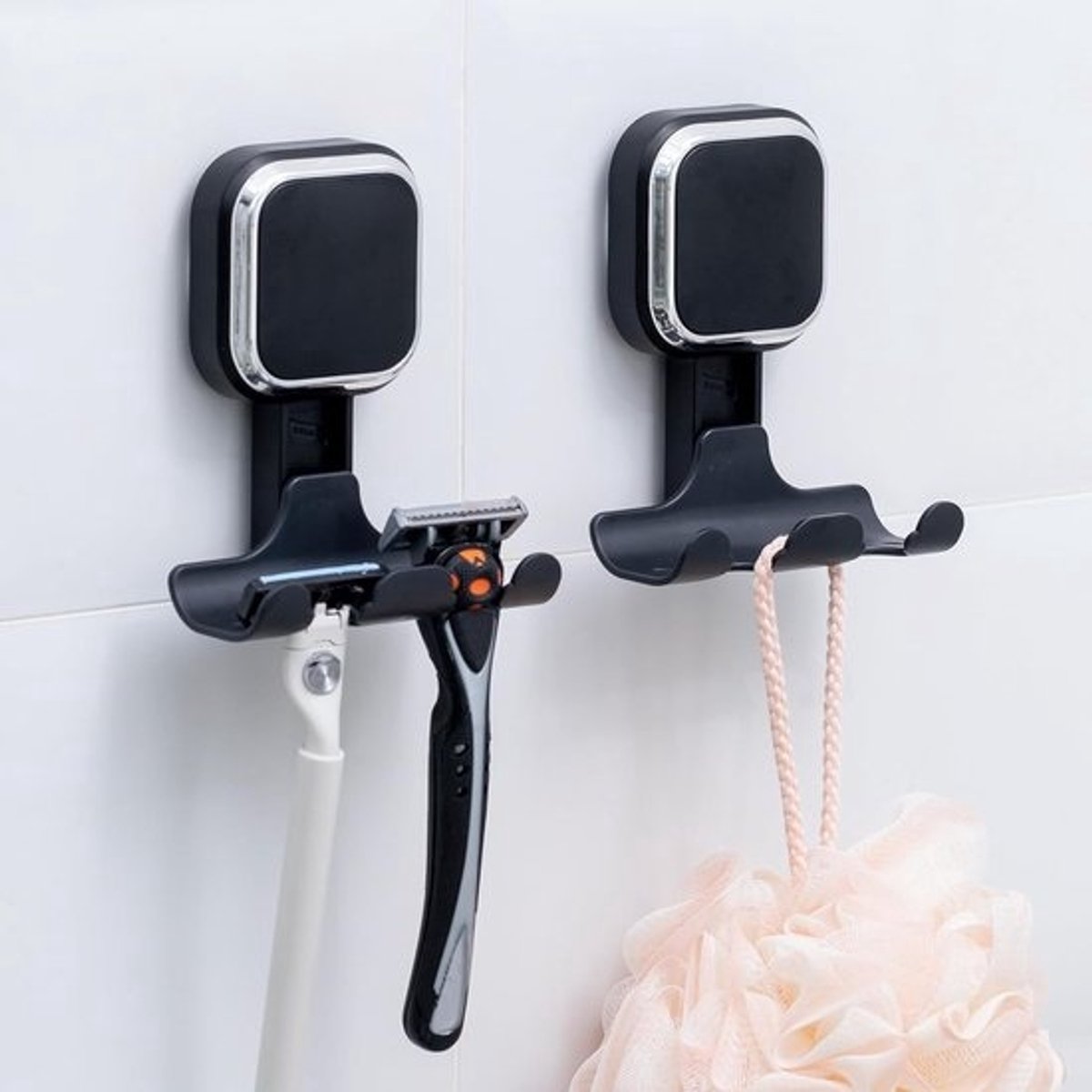 Shaver Houder voor Douche met 2 Stuks Vacuum Zuignappen - Herbruikbare en Verwijderbare Suction Cups voor Scheerapparaten, Handdoeken en Badjassen - Geen Boren Nodig, Zwart