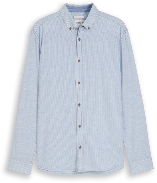 Blauw-wit gestreept overhemd met knoopjes en lange mouwen.