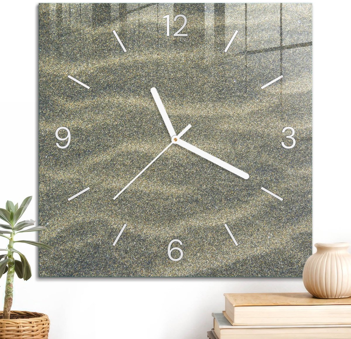 ArtPrintCave Beige Glazen Klok - 30x30 cm - Wandklok Vierkant - Zandgolven Unieke Klok - Natuur Stille Wandklok - Witte Klokwijzers