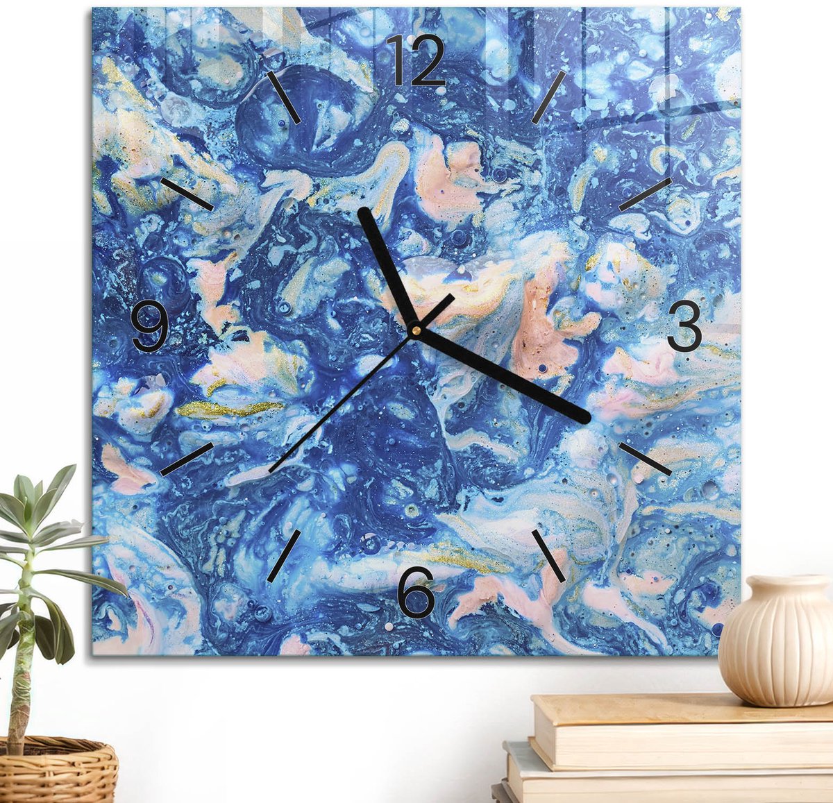 ArtPrintCave Blauw Glazen Klok - 30x30 cm - Wandklok Vierkant - Blauwe Wervel Unieke Klok - Kunst Stille Wandklok - Zwarte Klokwijzers