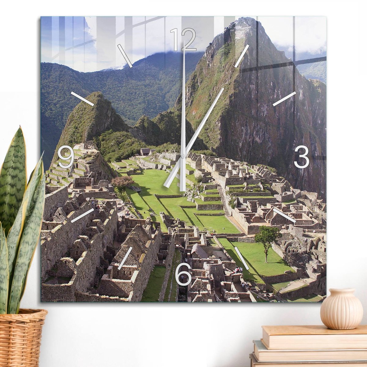 ArtPrintCave Groene Glazen Klok - 60x60 cm - Wandklok Vierkant - Machu Picchu Wandklok Keuken - Architectuur Unieke Klok - Witte Klokwijzers
