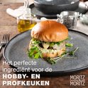 Hamburger op een grijs gespikkeld Moritz & Moritz bord met de tekst: Het perfecte ingrediënt voor de HOBBY- EN PROFKEUKEN.