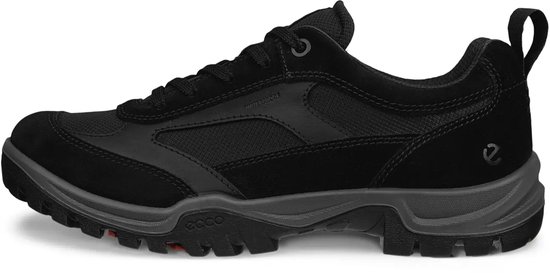 Zwarte ECCO Xpedition III wandelschoen met suède details, vetersluiting, 'waterproof' tekst en stevige profielzool.