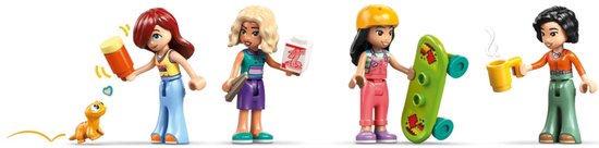 Vier LEGO Friends-minipoppetjes met accessoires zoals skateboards, drankjes en een huisdier.