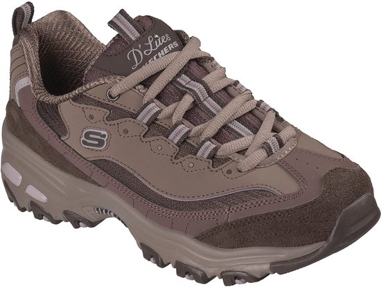 Bruine Skechers D'Lites sneakers met taupe suède en mesh accenten, vetersluiting en een dikke witte zool.