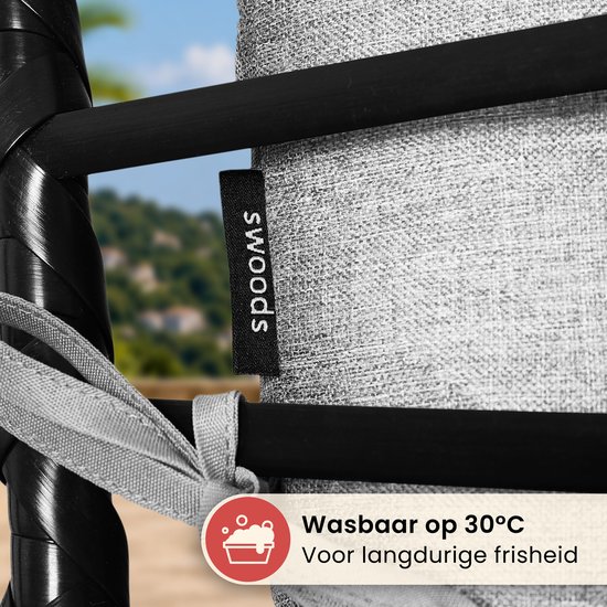 Lichtgrijze kussens met Swoods label, wasbaar op 30°C voor langdurige frisheid.