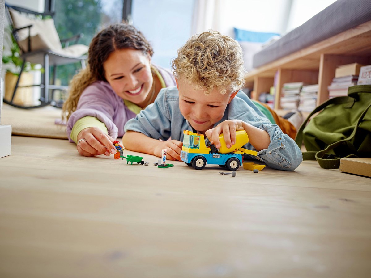 LEGO® City Cementwagen 60325 bouwset; met een ronddraaiende mengtrommel, plus een bord voor wegwerkzaamheden, drilboor, kruiwagen en minifiguren van wegwerkers; bouwvoertuig voor kinderen vanaf 4 jaar (85 onderdelen) — afbeelding 17